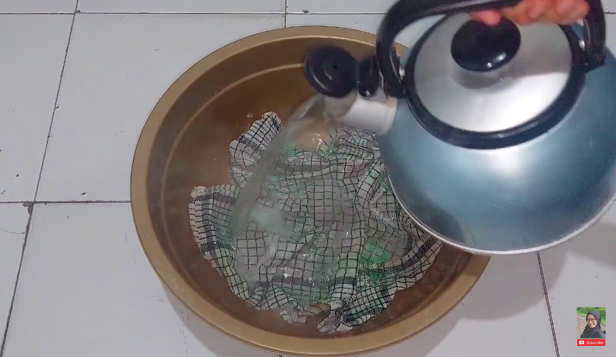 Tak usah repot mengucek atau menyikat, ini trik mudah cuci lap dapur agar bersih dan bebas bau tengik