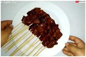 Tanpa panggangan khusus, ini trik bakar sate antigagal dan hasilnya smokey pakai 1 alat dapur bekas