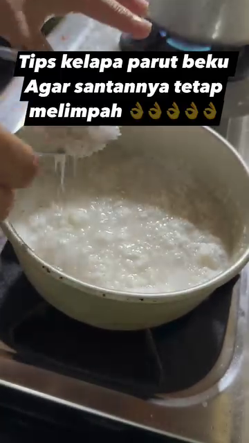 Trik peras kelapa parut beku agar hasil santannya melimpah dan kental, rahasianya di 1 bahan ini