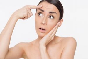 Nggak perlu repot botoks, ini cara hilangkan kerutan di dahi pakai 1 jenis buah