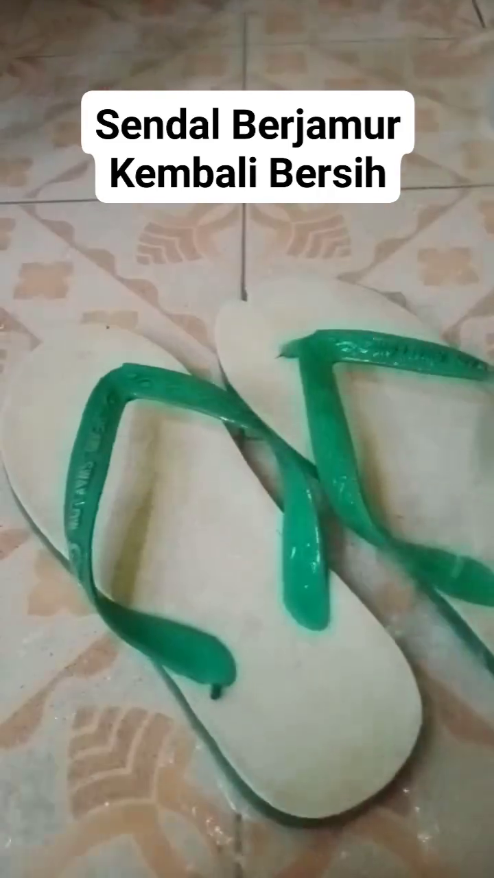 Jangan beli baru, ini cara bersihkan sandal dekil berjamur supaya putih lagi pakai 1 bahan dapur