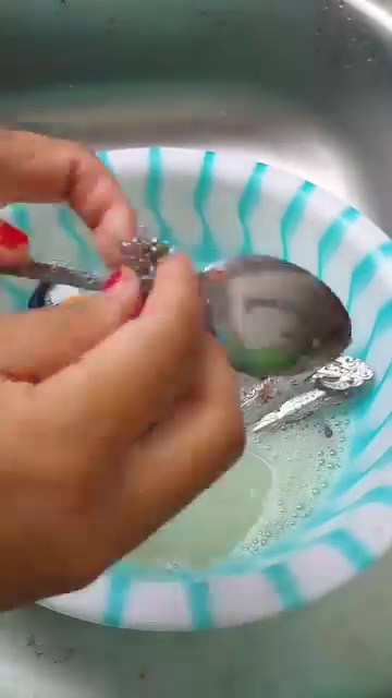 Bukan direndam cuka, begini cara cuci sendok berkarat agar steril dipakai lagi dan lebih mengilap