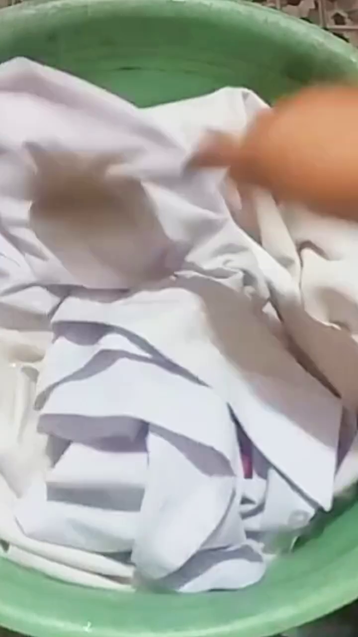 Tak perlu sitrun atau pemutih, ini cara basmi noda keringat di kerah baju putih agar cerah tak luntur