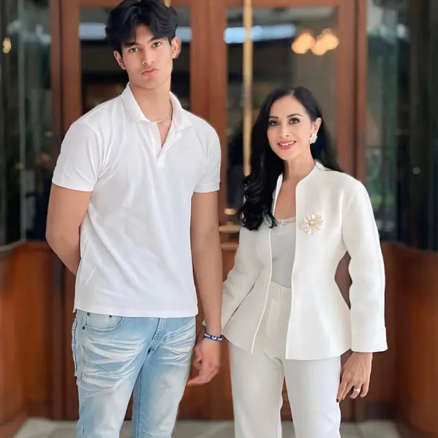 Ibu dan anak seperti kakak dan adik, 6 potret Diah Permatasari dan si bungsu Marciano Nicholas