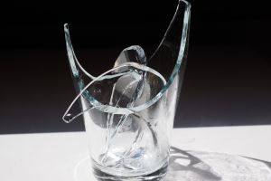 Trik aman emak-emak buang pecahan gelas kaca ke tong sampah tanpa perlu dibungkus plastik