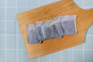 Cara membersihkan alat dapur berminyak dengan teh celup agar kembali kesat maksimal