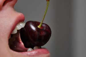 5 Cara aman meredakan perih lidah tergigit dengan bahan dapur