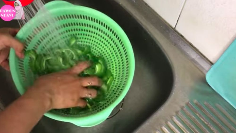 Cara efektif menghilangkan rasa pahit pare sebelum dimasak, tak perlu diremas garam atau cuka