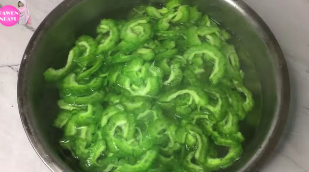 Cara efektif menghilangkan rasa pahit pare sebelum dimasak, tak perlu diremas garam atau cuka