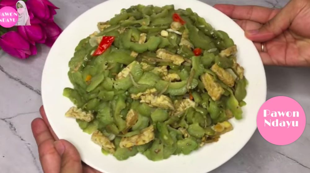 Cara efektif menghilangkan rasa pahit pare sebelum dimasak, tak perlu diremas garam atau cuka