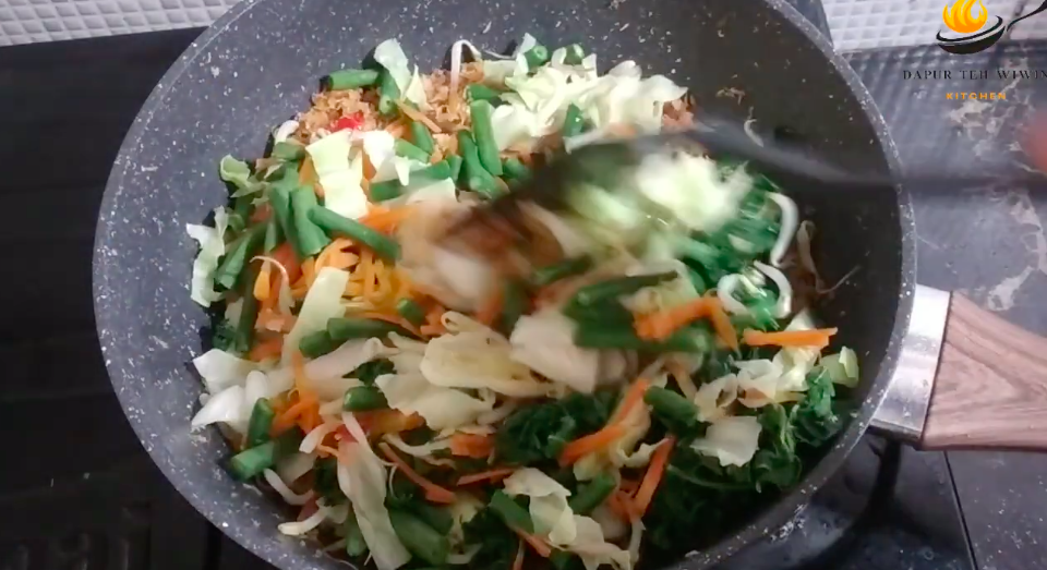 Trik memasak sayur urap agar bumbu meresap dan tahan lama meski tak dikukus