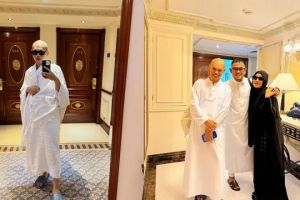 7 Potret Wanda Hara tampil dengan kepala plontos saat umrah, tuai pujian