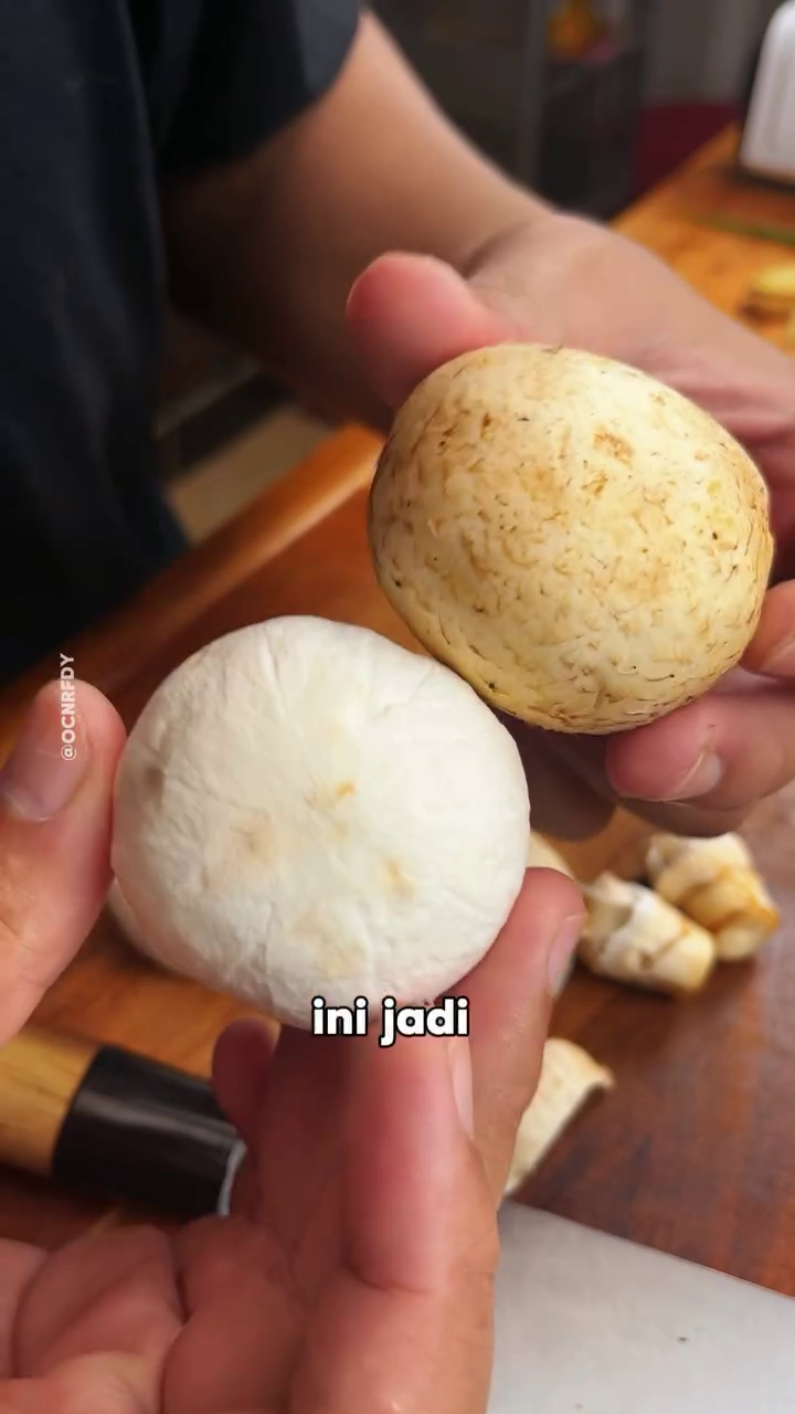 Jangan dibilas air, trik praktis bersihkan jamur kancing ini jadi tidak lembek saat dimasak