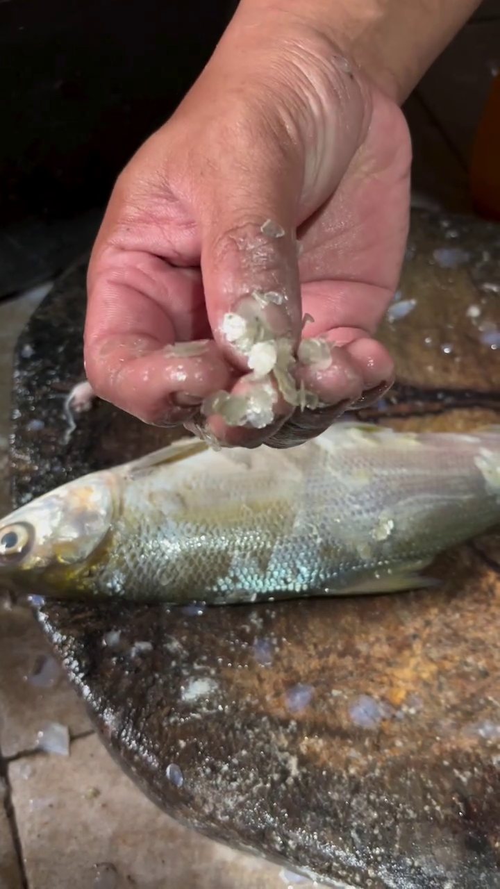 Trik bersihkan sisik ikan ini praktis tanpa pisau atau alat apapun, langsung luntur dalam sekali usap
