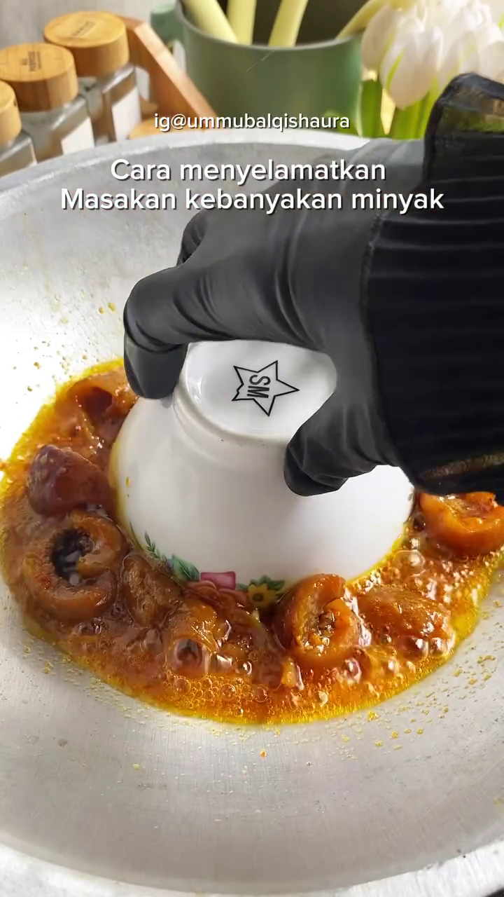 Lebih praktis tanpa tisu, ini cara mengatasi minyak berlebih pada masakan tumisan pakai 1 alat dapur