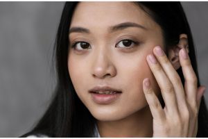 Trik pudarkan flek hitam dengan 1 bahan makanan tanpa kunyit, wajah cantik mulus bak perawatan salon