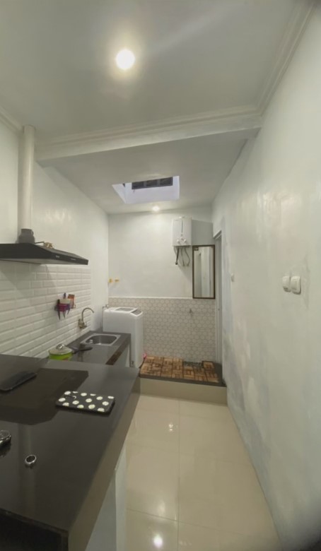 Awalnya hanya berbahan kayu, dapur rumah subsidi ini dirombak jadi bak mini bar, intip 7 potretnya