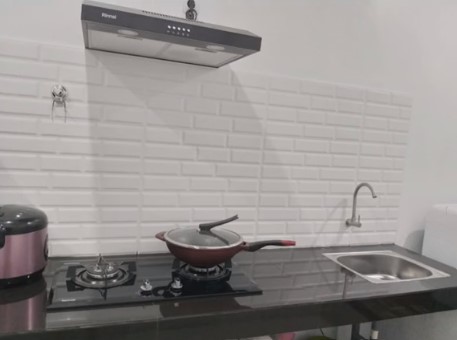 Awalnya hanya berbahan kayu, dapur rumah subsidi ini dirombak jadi bak mini bar, intip 7 potretnya