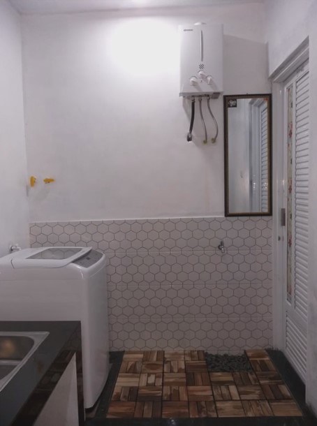 Awalnya hanya berbahan kayu, dapur rumah subsidi ini dirombak jadi bak mini bar, intip 7 potretnya