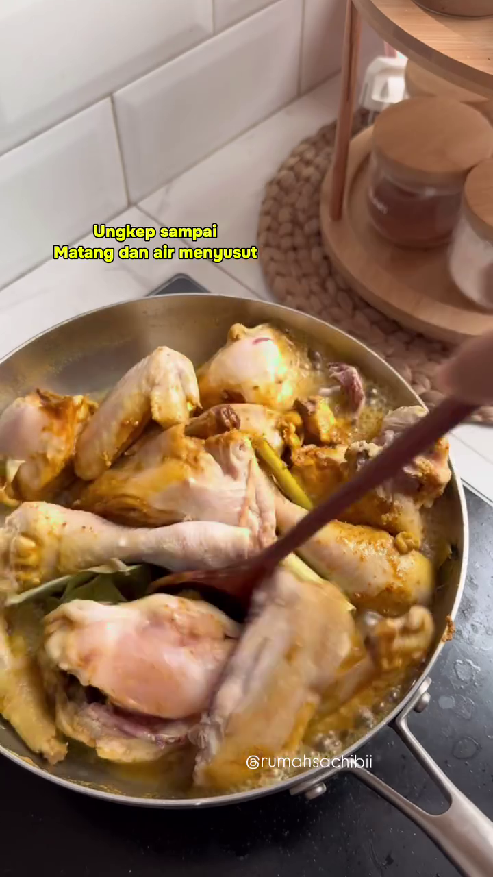 Tak cuma pakai bumbu kuning, trik ungkep ayam ini bikin gurih & antiamis pakai tambahan 2 bahan dapu