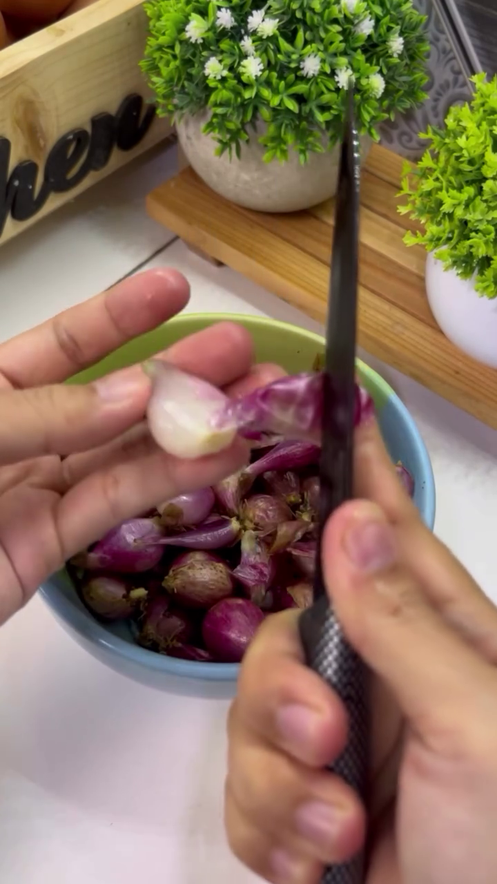 Tanpa direndam dulu, ini trik cepat mengupas bawang merah agar nggak bikin mata perih