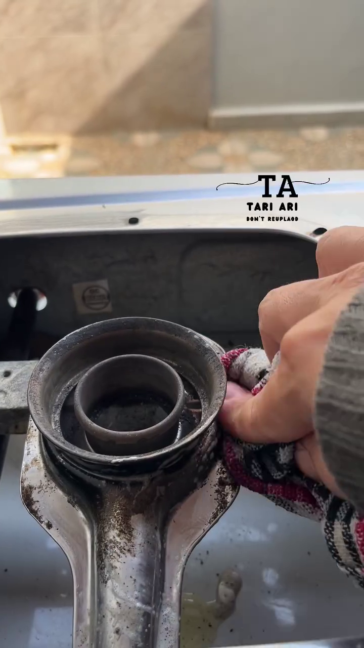 Bisa bikin korosi, ini cara mudah basmi kerak hitam di corong burner kompor tanpa perlu dibongkar
