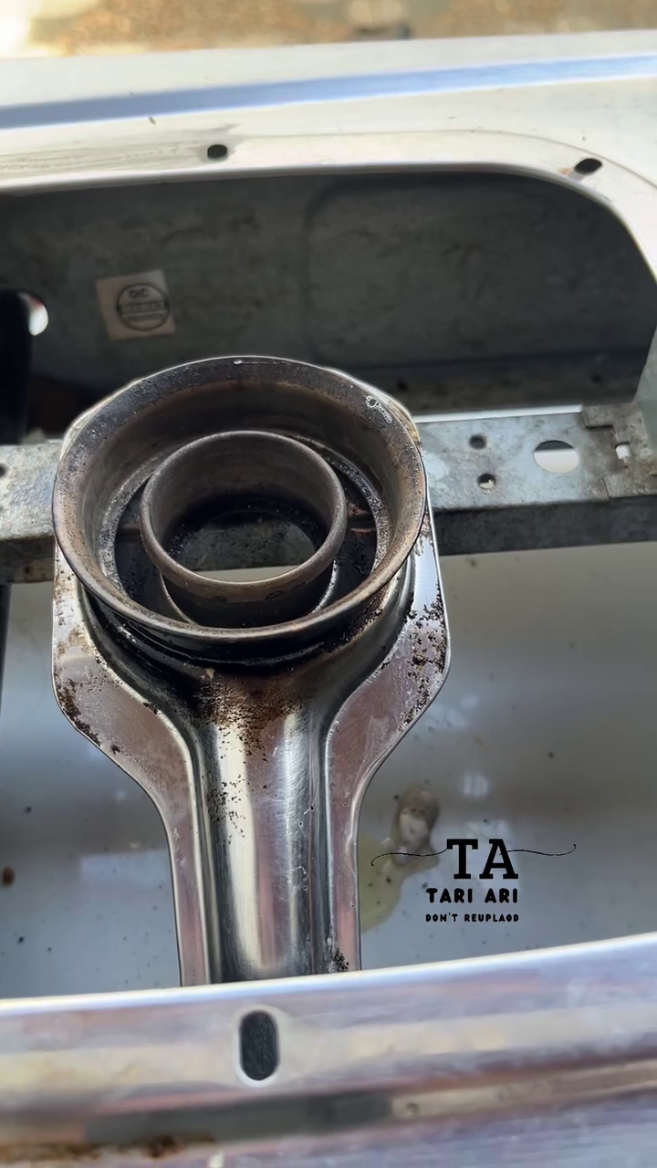 Bisa bikin korosi, ini cara mudah basmi kerak hitam di corong burner kompor tanpa perlu dibongkar