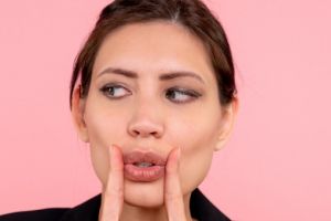 Cuma pakai 1 jenis minuman, begini cara pudarkan bibir gelap kembali merona alami