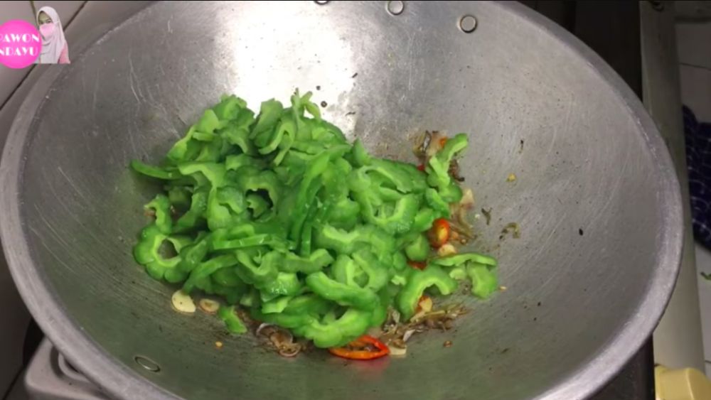 Trik menghilangkan rasa pahit pare sebelum dimasak, tak perlu diremas garam atau cuka