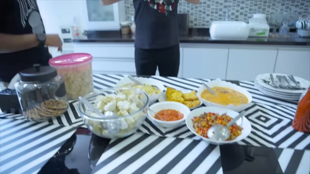 Punya meja dan kursi makan mirip warteg, intip 9 potret dapur Parto Patrio