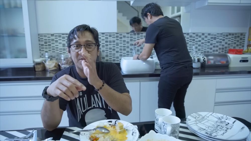 Punya meja dan kursi makan mirip warteg, intip 9 potret dapur Parto Patrio