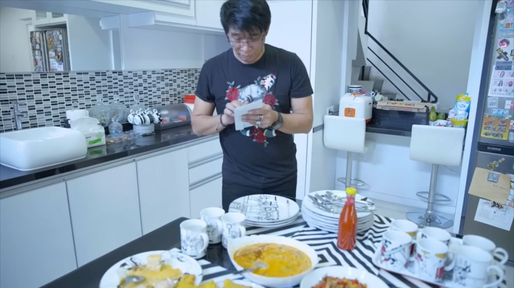 Punya meja dan kursi makan mirip warteg, intip 9 potret dapur Parto Patrio