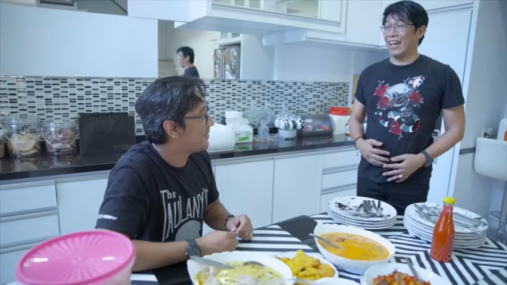 Punya meja dan kursi makan mirip warteg, intip 9 potret dapur Parto Patrio