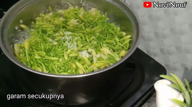 Cukup tambahkan 3 bahan, ini trik merebus bunga pepaya supaya tetap hijau dan tidak pahit