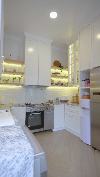 Dibangun di bawah tangga view langsung taman, intip 9 pot mini pantry Rianti Cartwright