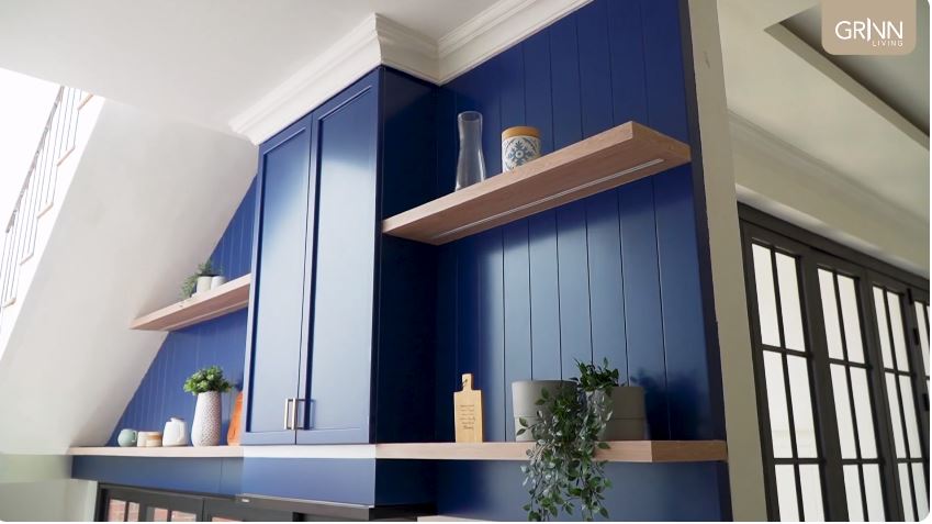 Dibangun di bawah tangga view langsung taman, intip 9 pot mini pantry Rianti Cartwright