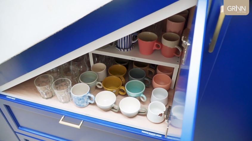 Dibangun di bawah tangga view langsung taman, intip 9 pot mini pantry Rianti Cartwright
