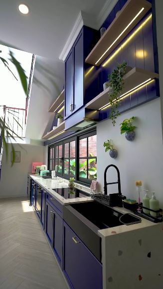 Dibangun di bawah tangga view langsung taman, intip 9 pot mini pantry Rianti Cartwright