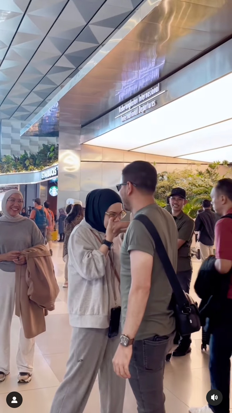 Momen Haldy Sabri antar Irish Bella ke Belgia, aksi bucinnya di bandara bikin baper