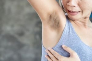 Nggak perlu pakai baking soda, ini trik buat ketiak glowing dan minim bau keringat pakai 1 jenis bedak