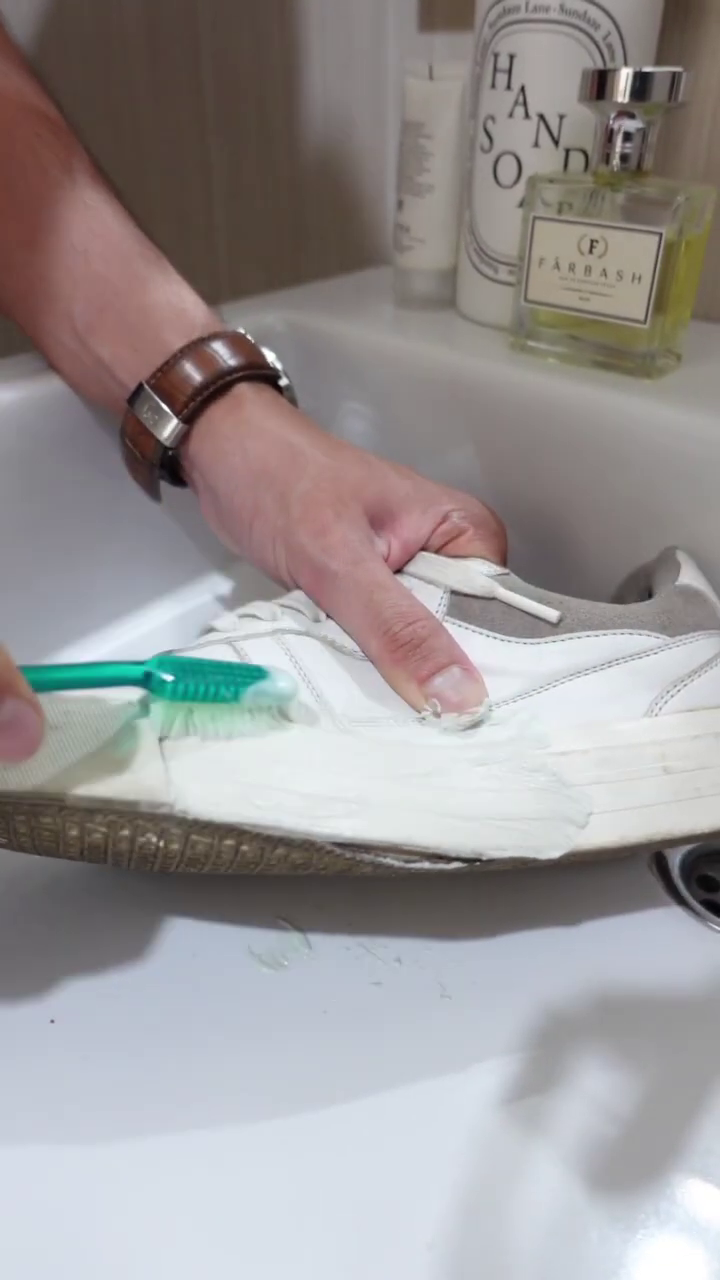 Tak perlu cairan khusus, ini trik memutihkan sepatu kusam tanpa bikin kuning dengan 3 bahan sederhana