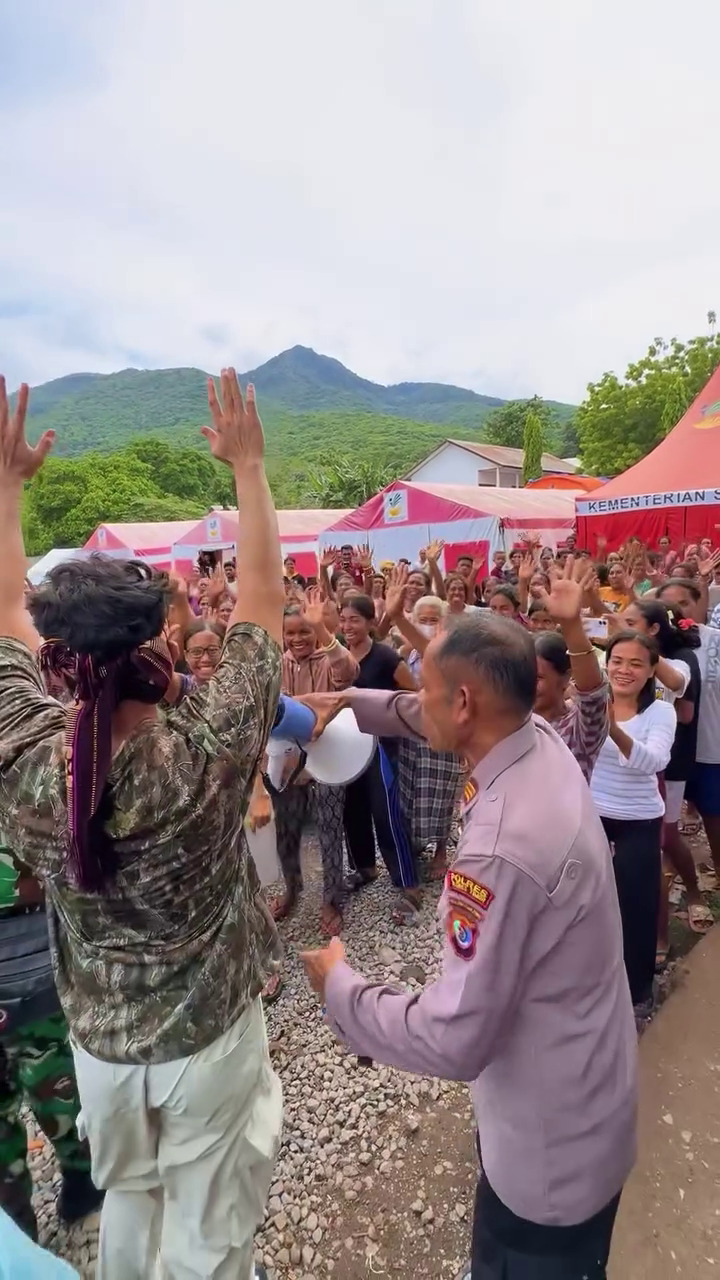 Langsung terjun ke lokasi, ini 9 momen Denny Sumargo salurkan bantuan Rp 1,7 M ke korban bencana NTT