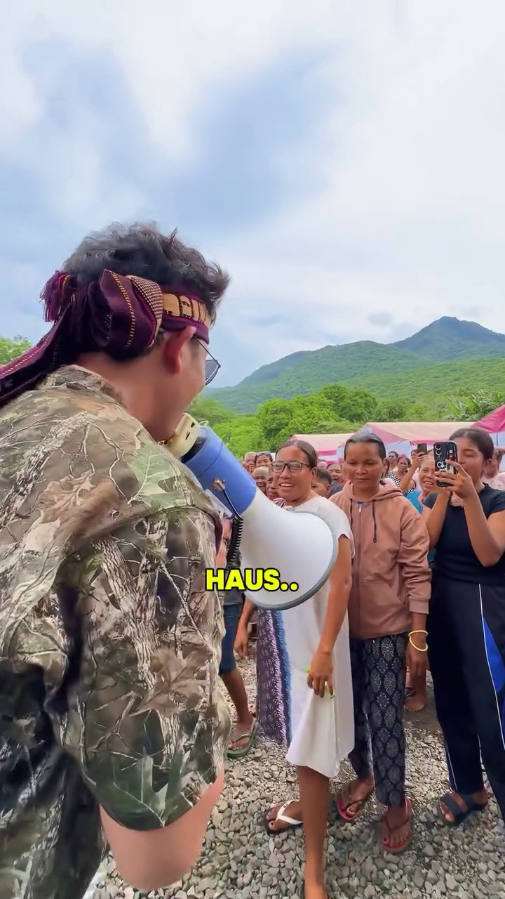 Langsung terjun ke lokasi, ini 9 momen Denny Sumargo salurkan bantuan Rp 1,7 M ke korban bencana NTT