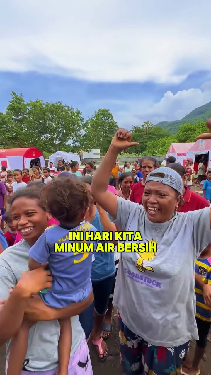 Langsung terjun ke lokasi, ini 9 momen Denny Sumargo salurkan bantuan Rp 1,7 M ke korban bencana NTT