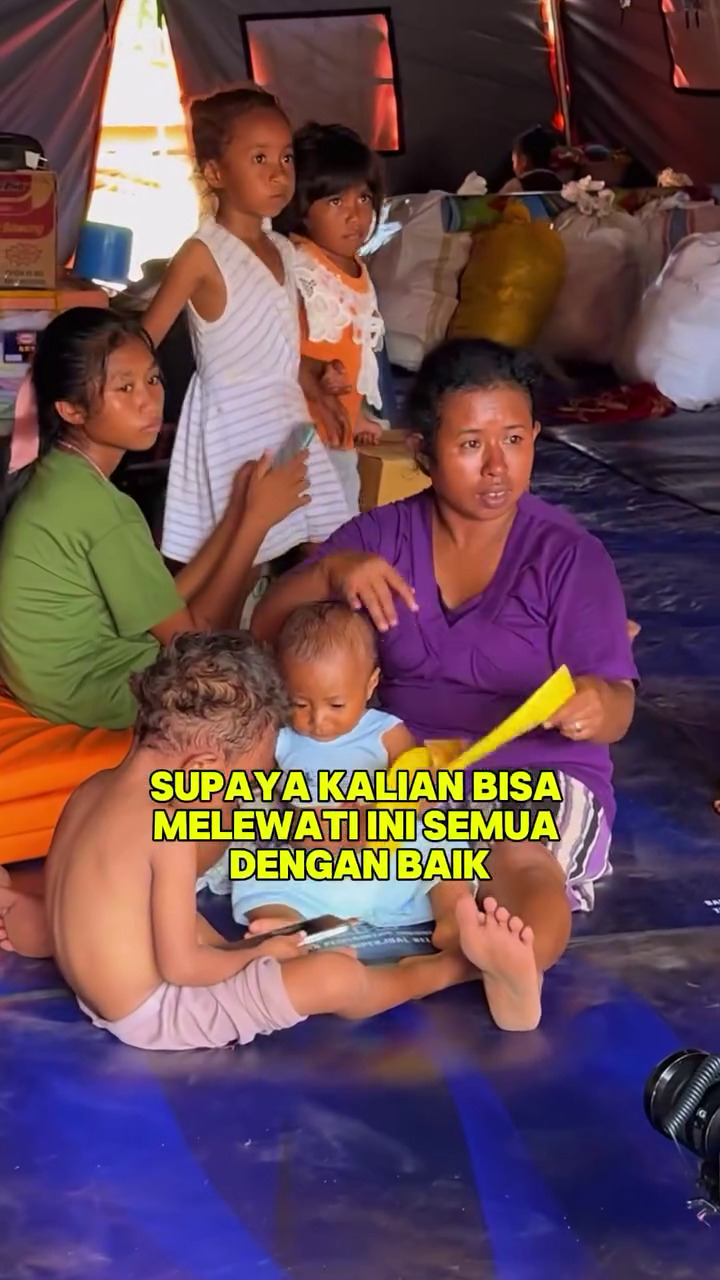 Langsung terjun ke lokasi, ini 9 momen Denny Sumargo salurkan bantuan Rp 1,7 M ke korban bencana NTT