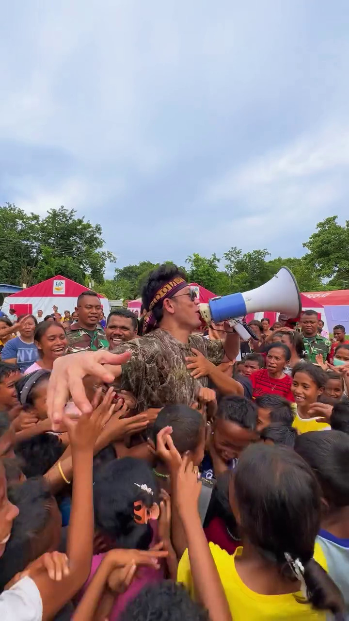 Langsung terjun ke lokasi, ini 9 momen Denny Sumargo salurkan bantuan Rp 1,7 M ke korban bencana NTT