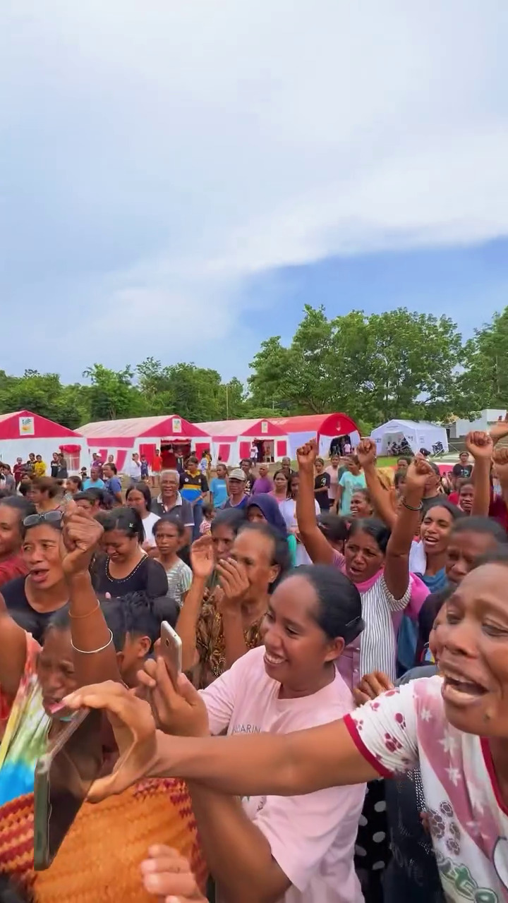 Langsung terjun ke lokasi, ini 9 momen Denny Sumargo salurkan bantuan Rp 1,7 M ke korban bencana NTT