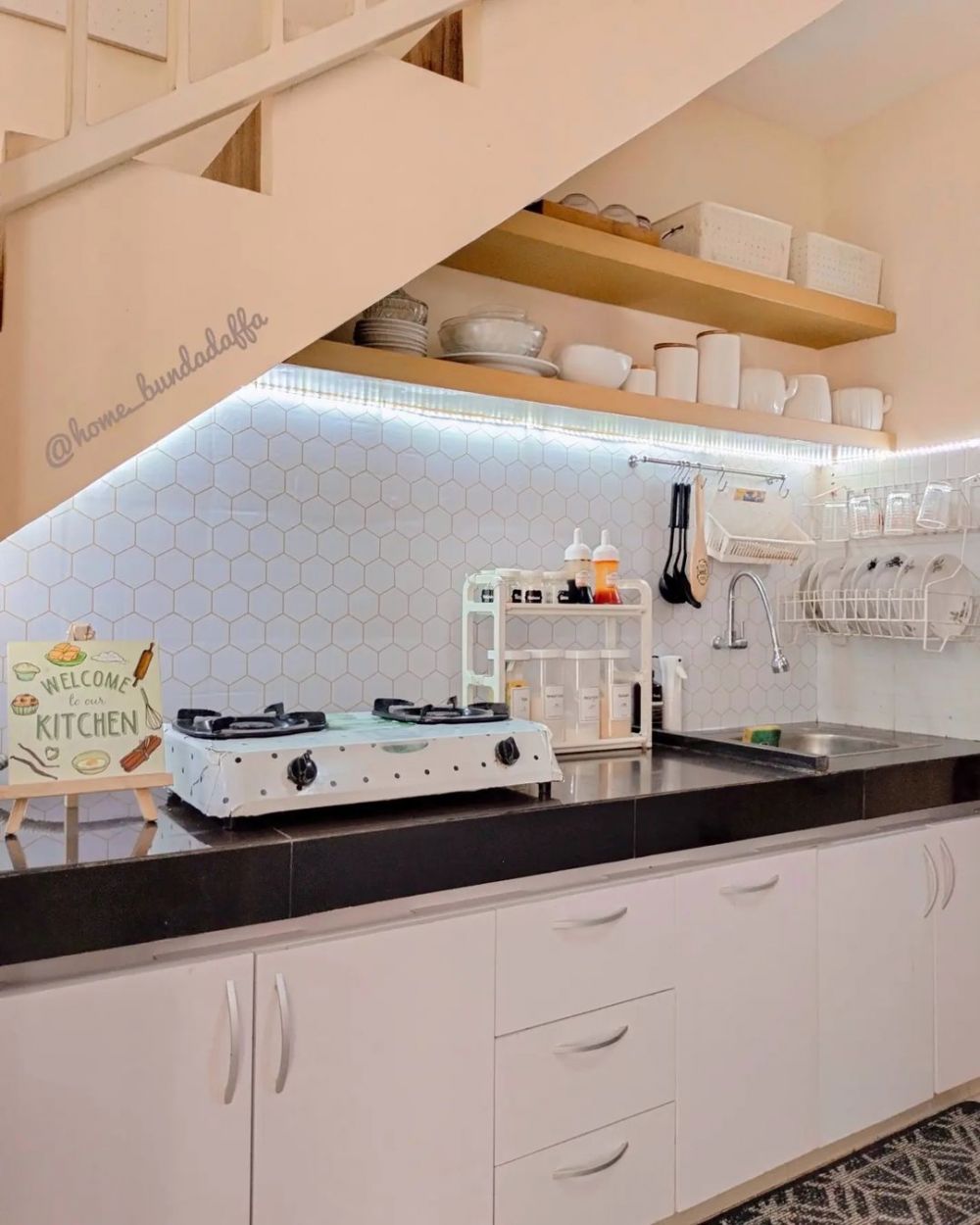 Desain dapur mungil kolong tangga ini unik, lengkap dengan mini bar multifungsi, intip 11 potretnya