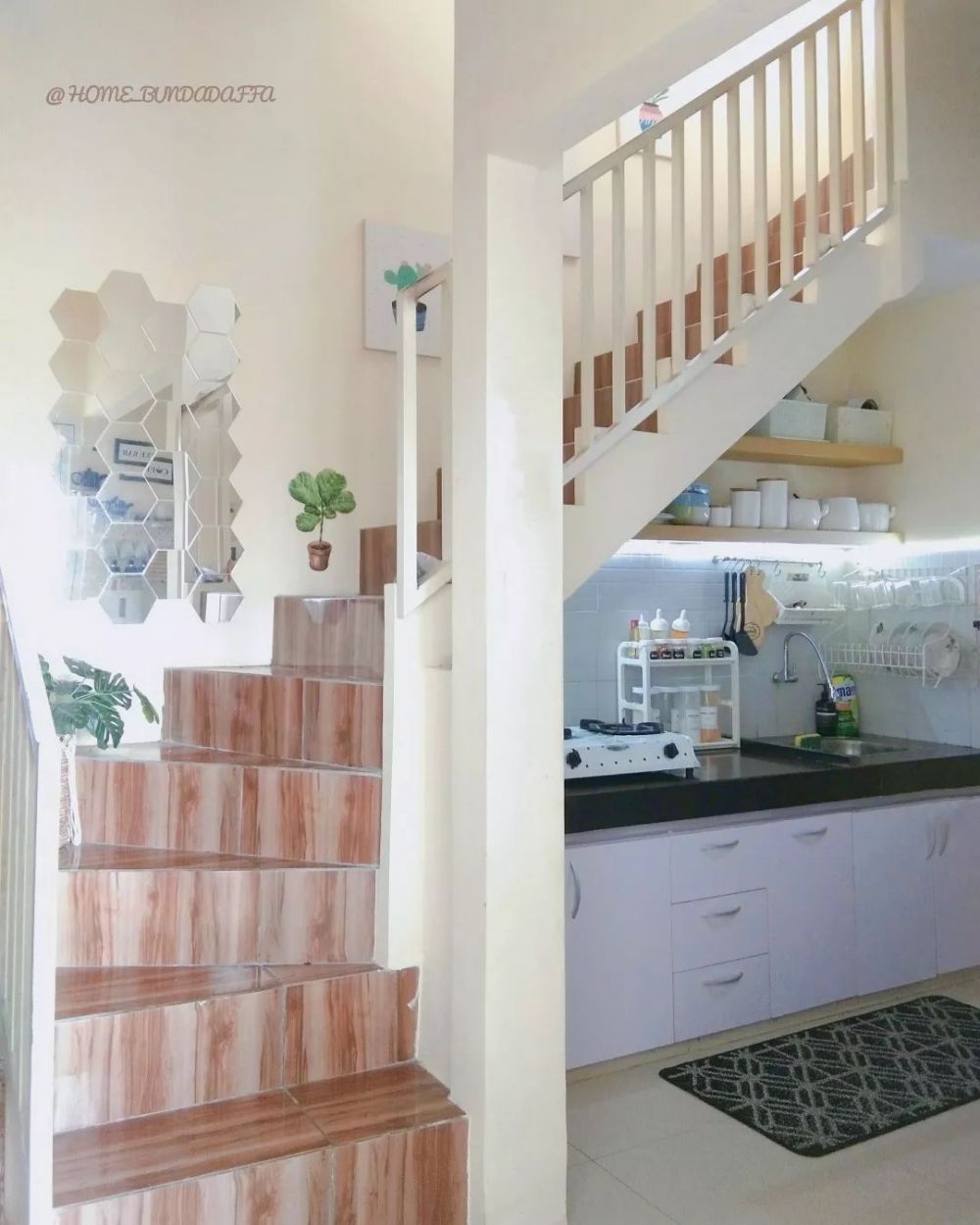 Desain dapur mungil kolong tangga ini unik, lengkap dengan mini bar multifungsi, intip 11 potretnya
