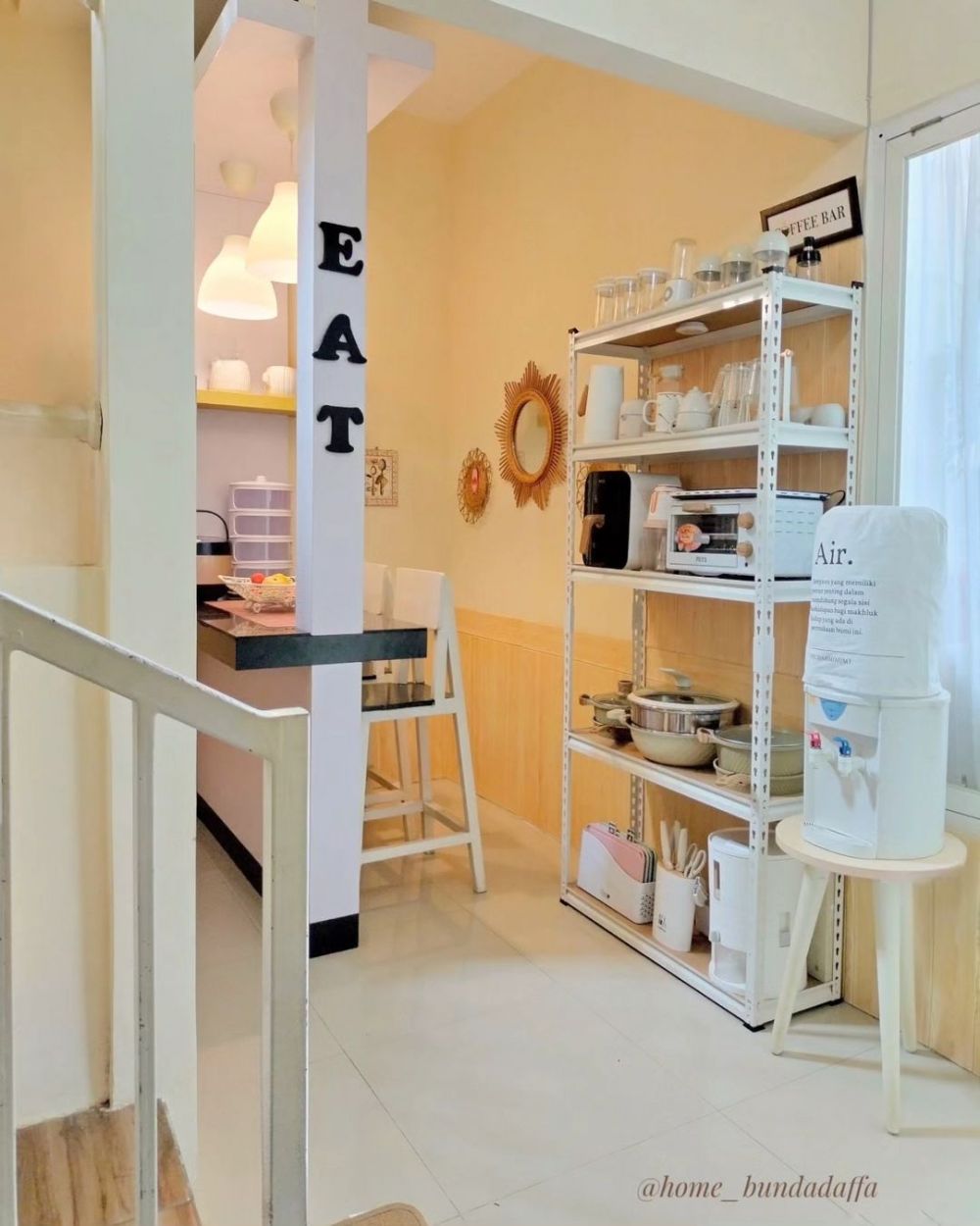 Desain dapur mungil kolong tangga ini unik, lengkap dengan mini bar multifungsi, intip 11 potretnya